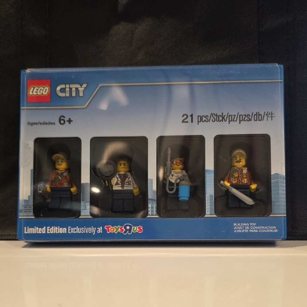 LEGO City Exclusive Minifigure Set - Blue and Yellow